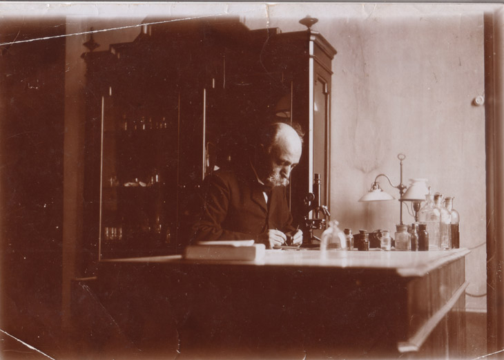 Camillo Golgi nel suo laboratorio